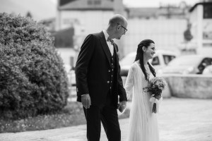 Mi piace questa fotografia perché è lo sguardo che ho prima di entrare in chiesa, quando mi accorgo che lì fuori a salutarmi sono venute le mie maestre...